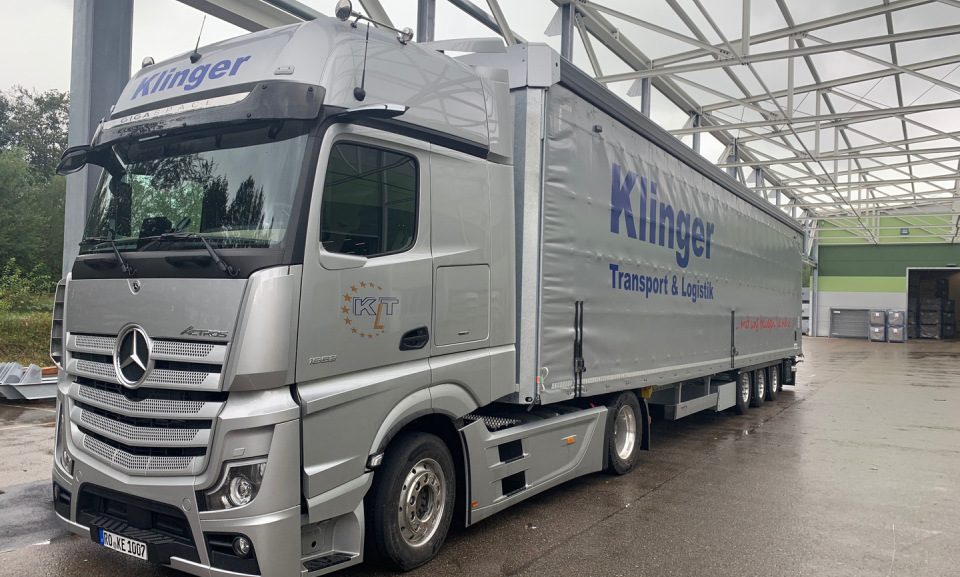 Mercedes-Benz Actros mit Planenauflieger von Klinger Transport & Logistik